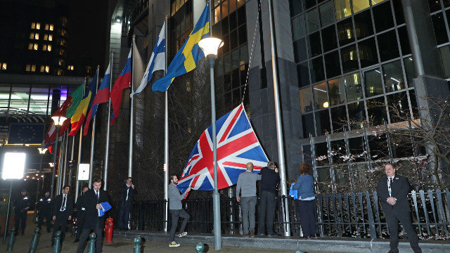 Arrían la bandera británica en el Parlamento europeo. EFE