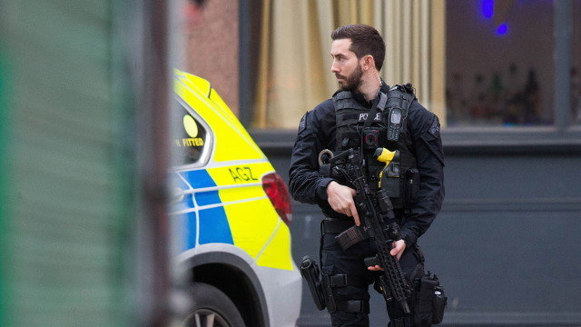 Un policía armado na zona de Streatham, onde se cometeu o ataque. EFE