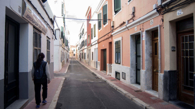 Calle donde se localiza la vivienda de uno de los detenidos por el presunto intento de asesinato en Mahón. EFE