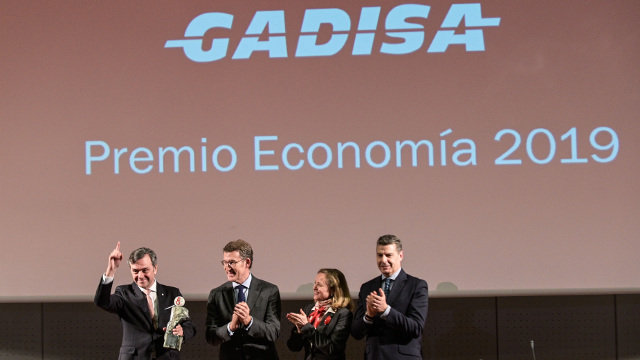 Tojeiro, Feijóo, Calviño y el presidente del Consello Galego de Economistas, este viernes en A Coruña. EP