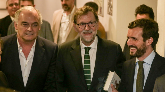 González Pons, Rajoy y Casado, en la presentación del libro. RICARDO RUBIO (Efe)