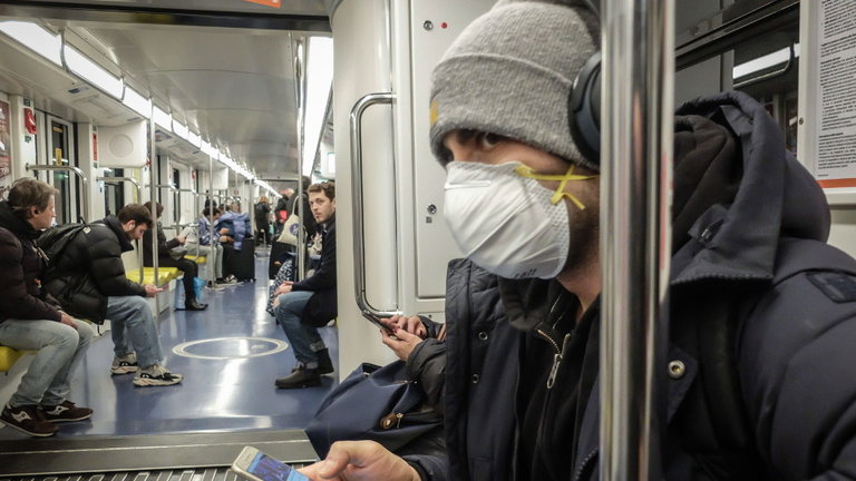 Un hombre con mascarilla en el metro de Milán. EFE