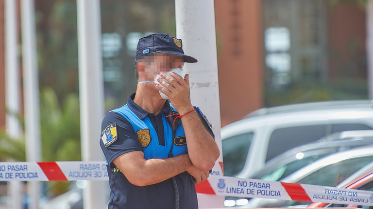 Un policía custodia el hotel de Tenerife protegido con una mascarilla. EUROPA PRESS