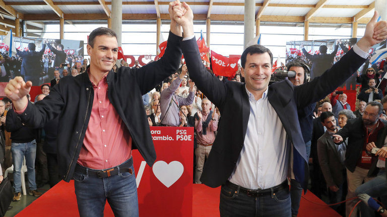 Pedro Sánchez y Gonzalo Caballero, en un acto de campaña celebrada el pasado fin de semana en Santiago. LAVANDEIRA JR. (EFE)