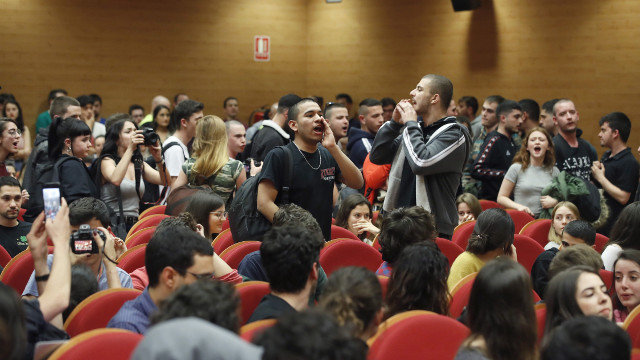 Un grupo de mozos interrompeu o acto de Pablo Iglesias. EFE