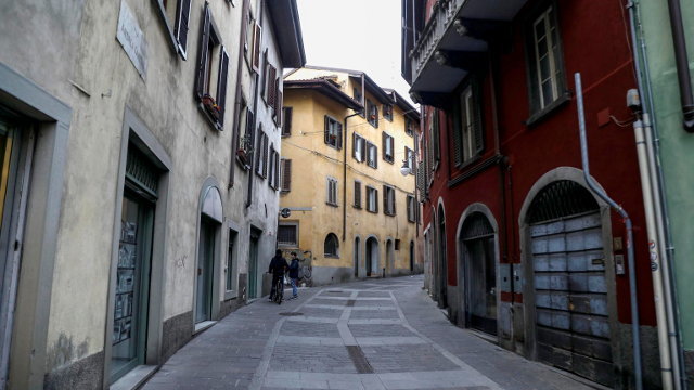 Un pobo de Bérgamo, en Lombardía, loce coas rúas desertas. MOURAD BALTI TOUATI (Efe)