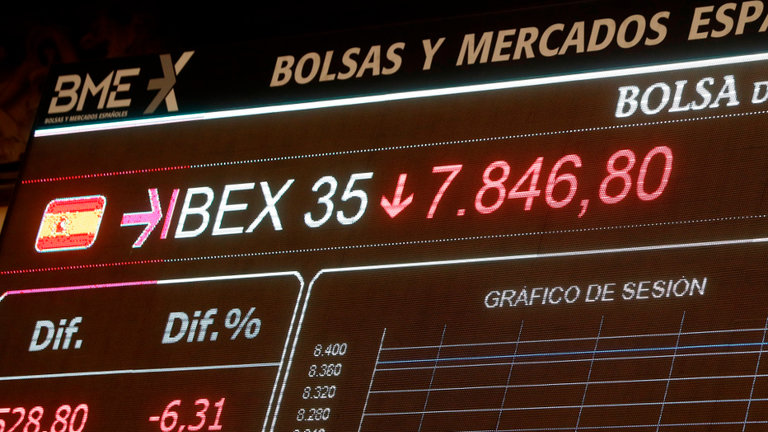 Una pantalla representa la caída del Ibex 35 en la Bolsa tras la apertura de la sesión, este lunes, en Madrid. J.J. GUILLÉN (EFE)
