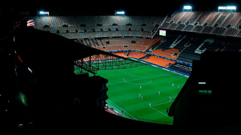 El estadio de Mestalla durante el encuentro de Champions disputado este martes a puerta cerrada entre el Valencia y el Atalanta. MANUEL BRUQUE (EFE)