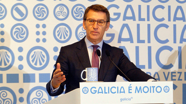 O presidente do PPdeG, Alberto Núñez Feijóo, durante a súa intervención este mércores nun café coloquio da súa formación en Ferrol. KIKO DELGADO (EFE)