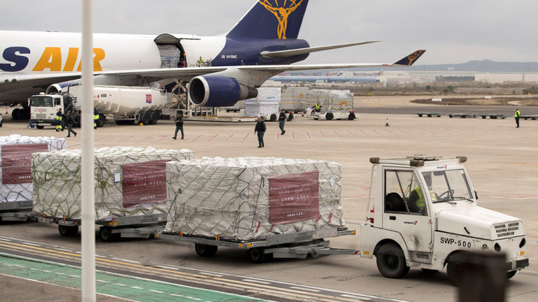 Material sanitario donado por Inditex en el aeropuerto de Zaragoza. EFE
