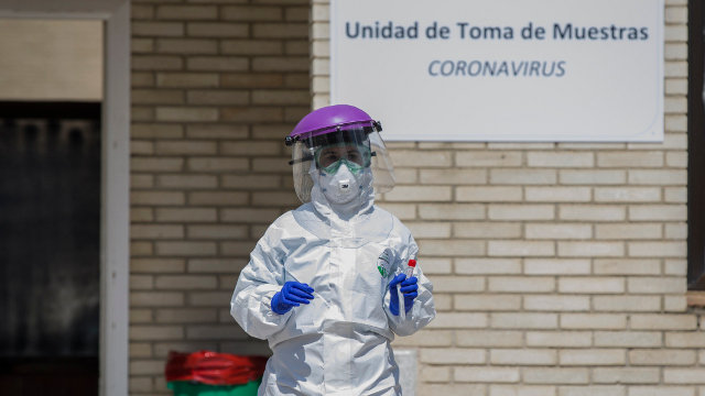 Un sanitario durante as recollidas de mostras a persoas desde o seu propio coche para detectar casos de coronavirus. EUROPA PRESS