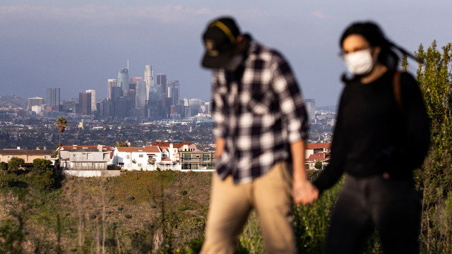 Una pareja pasea en Los Ángeles durante la pandemia del coronavirus. ETIENNE LAURENT (Efe)