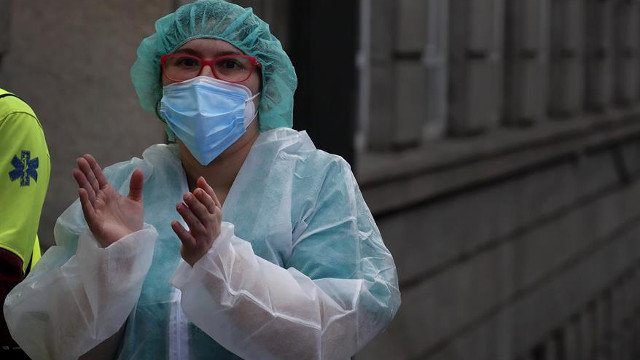 Una sanitaria aplaude en el Hospital Princesa de Madrid. CHEMA MOYA