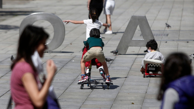Niños jugando el la Praza da Ferrería. JAVIER CERVERA-MERCADILLO