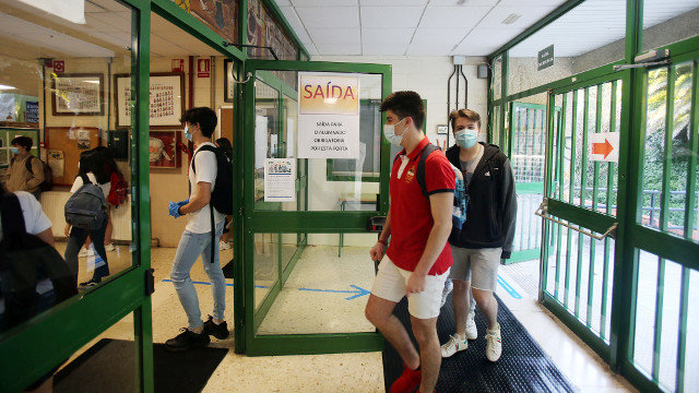 Alumnos entrando nun instituto de Compostela. PEPE FERRÍN (AGN)