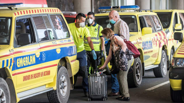 Pasaxeiros son atendidos polos servizos de Urxencias ao desembarcar en Lanzarote. JAVIER FONTES (Efe)