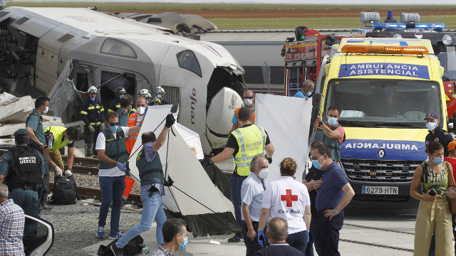 Efectivos de Urxencias e pasaxeiros no lugar do accidente. EFE
