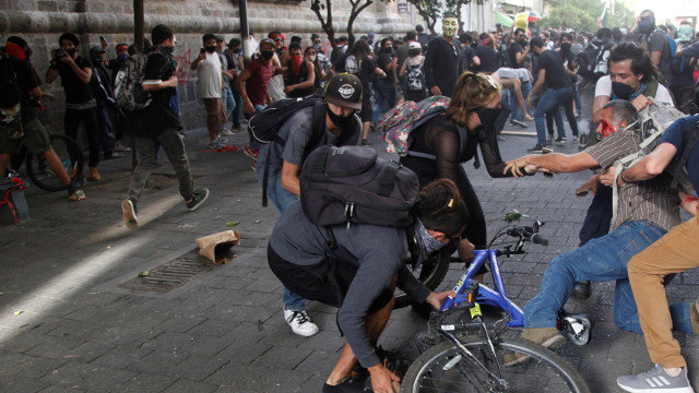 Un herido en las protestas en Jalisco. EFE
