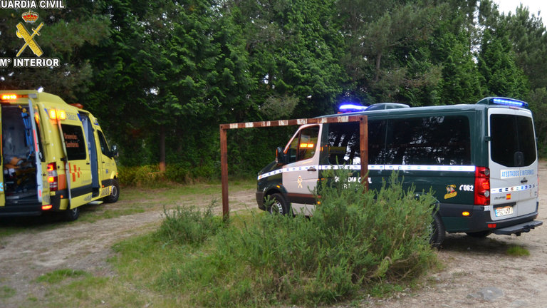 Una ambulancia y la Guardia Civil en el lugar en el que tuvo lugar el accidente de moto en Poio. DP