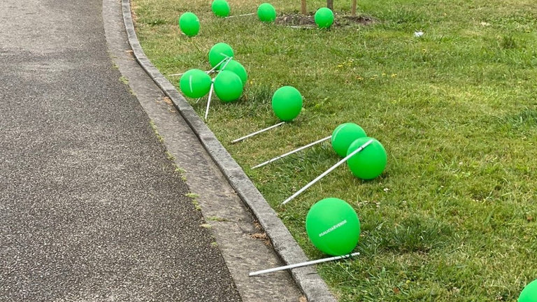 Globos verdes empleados por Vox. TWITTER