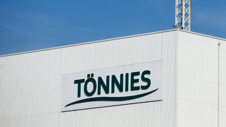 La empresa Tönnies anunció el cierre total de la planta cárnica tras el contagio masivo. EP
