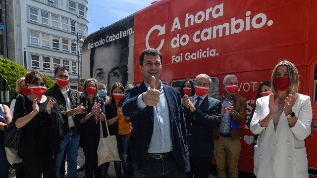 Gonzalo Caballero, junto a cargos socialistas en Lugo. EFE