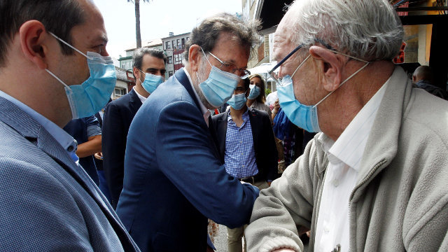 Mariano Rajoy, en su paseo por Mugardos. KIKO DELGADO (Efe)