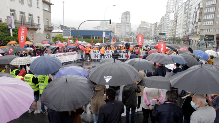 Trabajadores de Alu Ibérica, Alcoa, Celsa Atlantic y las centrales térmicas de As Pontes y Meirama, durante una concentración celebrada el pasado mes de junio. CABALAR (EFE)