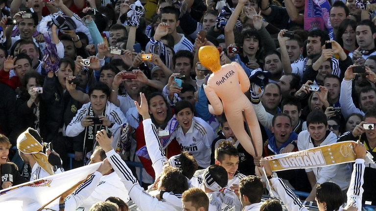 Afeccionados do Real Madrid celebran un título nas inmediacións de Cibeles.AEP