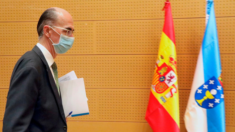 El conselleiro de Sanidade de la Xunta de Galicia, Jesús Vázquez Almuiña, durante la rueda de prensa de este miércoles. XOÁN REY (EFE)