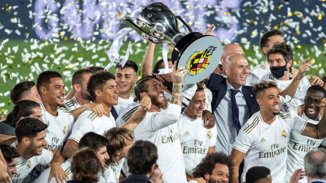 Los jugadores del Real Madrid con el trofeo que les acredita campeones del título. EFE