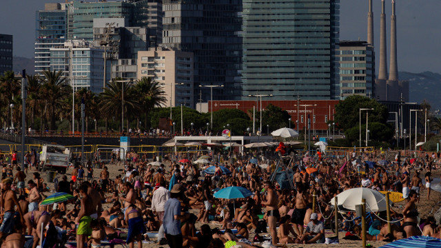 Decenas de persoas na praia de Bogatell, no distrito de Sant Martí (Barcelona). EFE