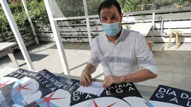 Xavier Campos co cartel con motivo do 25 de xullo.  EFE