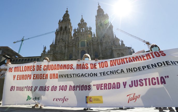 Manifestación de las víctimas del Angrois en la plaza del Obradoiro. LAVANDEIRA JR (EFE)