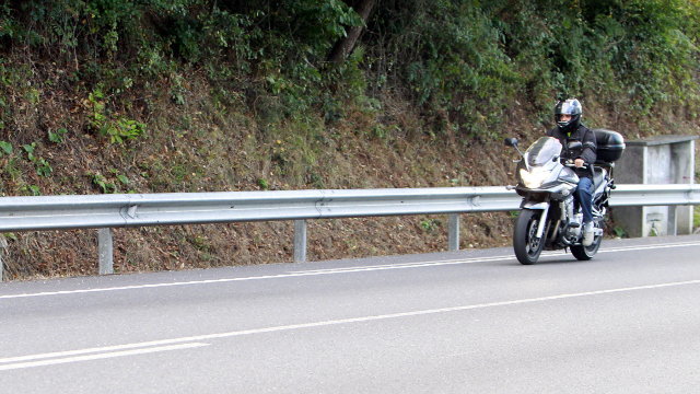 Un motorista circulando por una carretera gallega.AEP