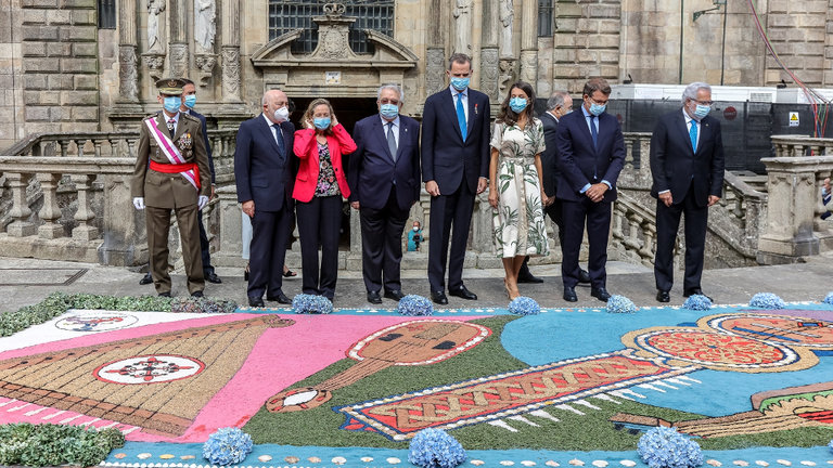 Los Reyes y autoridades ante una de las alfombras florales que han engalanado las entradas de la de San Martiño Pinario. LUIS POLO