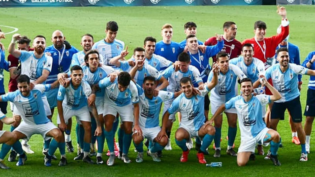 Los jugadores de la SD Compostela celebran el ascenso a Balaídos.INSTAGRAM