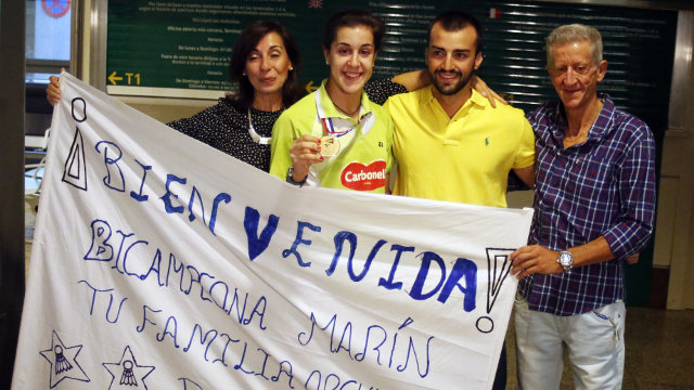 Carolina Marín junto a sus padres y su novio. ARCHIVO