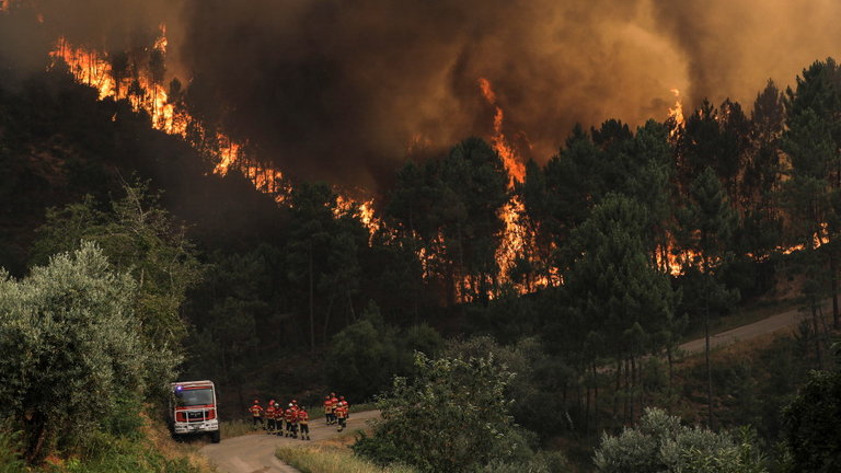 Bomberos combaten las llamas en Oleiros, Portugal. EFE