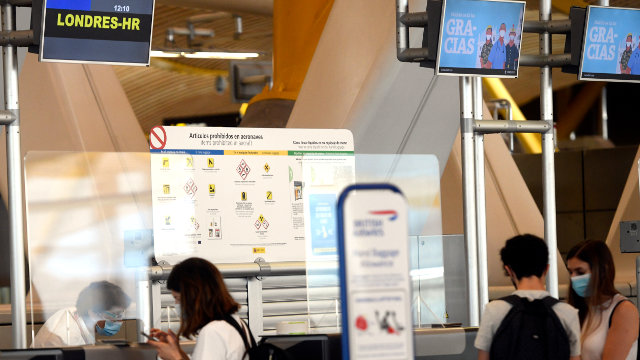 Mozos no portelo de facturación para un voo con destino Londres, na terminal T4 do Aeroporto de Madrid-Barallas Adolfo Suárez. EUROPA PRESS