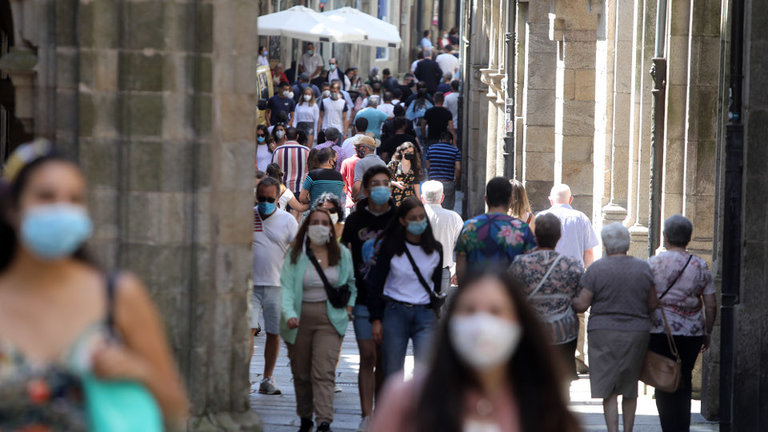 Personas paseando con mascarilla por las calles de Compostela. PEPE FERRÍN (AGN)