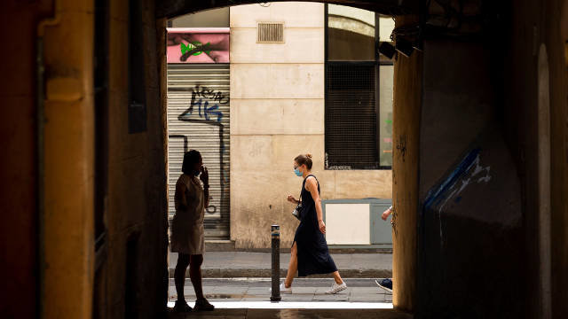 Gente con mascarilla por las calles de Barcelona. EFE