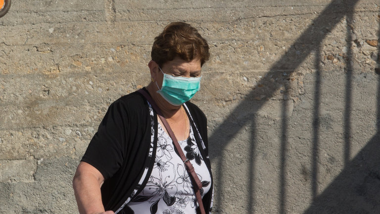 Una mujer con mascarilla en Burela. EUROPA PRESS