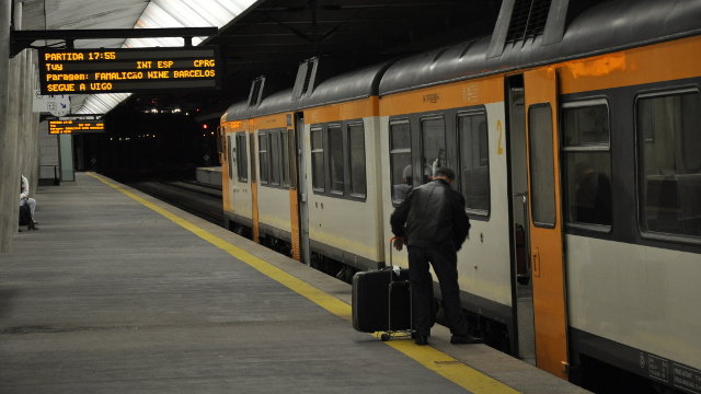 Un viajero sube al tren Celta en la estación de Campanha. AGN
