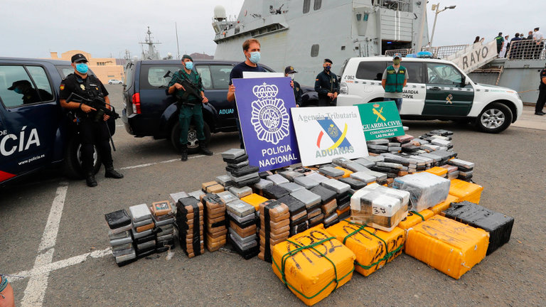 Autoridades junto al alijo de cocaína incautado en el velero. ELVIRA URQUIJO (EFE)