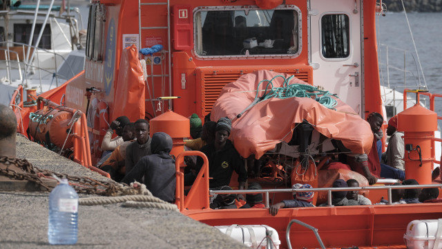 Ocupantes de una patera llegada hace unos días a la costa canaria. EFE