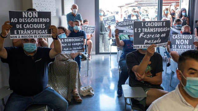 Veciños de Castrelo de Miño protestan durante o pleno. EFE