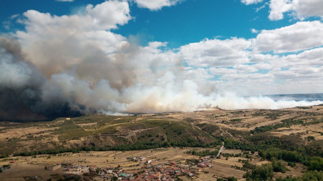 Incendio forestal en Lober de Aliste.EFE