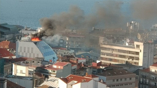 A sede do Celta, durante o incendio. TVG