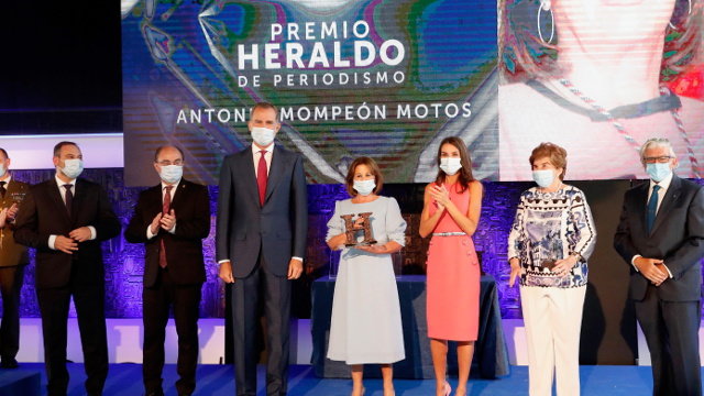 Blanca García Montenegro recibe el premio de manos de Rey. CASA REAL